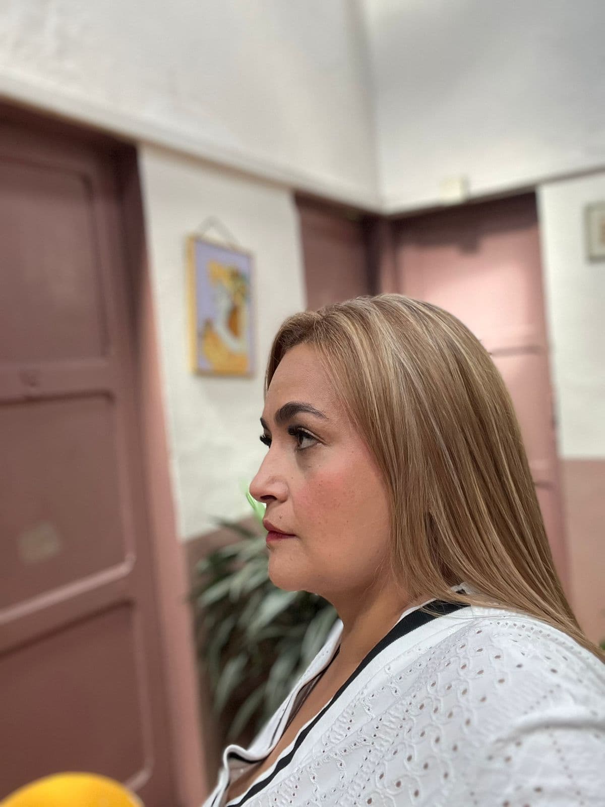 Lina Jhoana Delgado de perfil, concentrada en su atelier de Manizales
