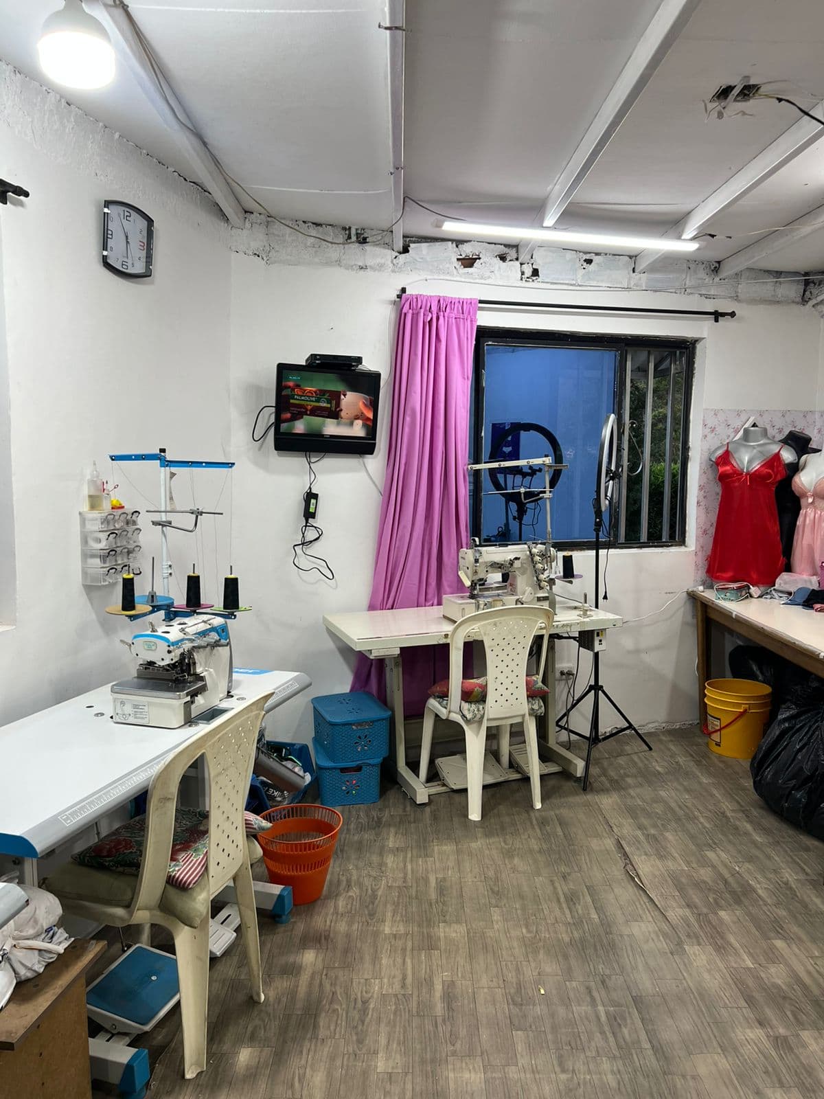 Pijama de satín rojo en maniquí dentro del atelier Georly