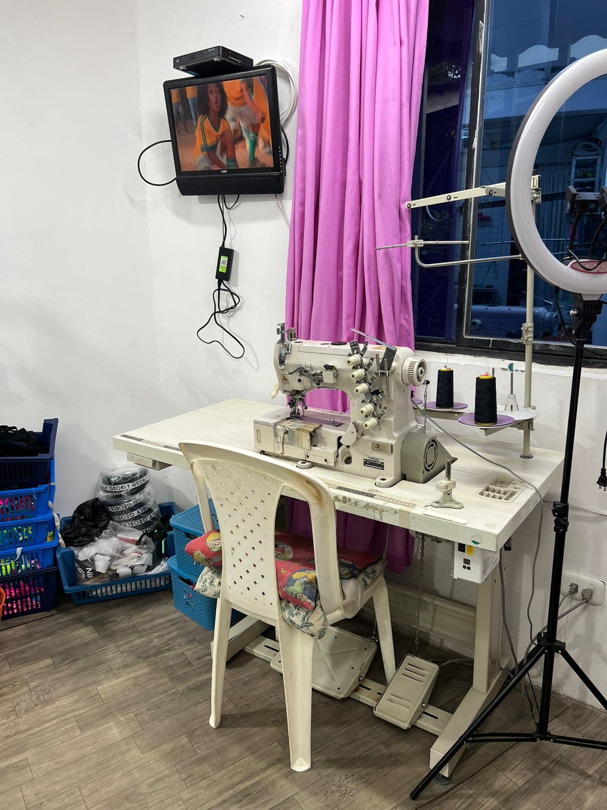 Máquina de coser y ring light en el atelier Georly Manizales