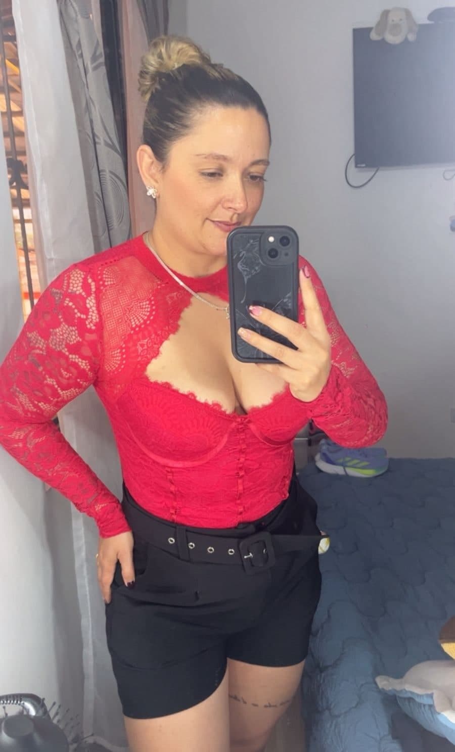 Blusa roja en blonda a medida — Georly atelier Manizales Colombia
